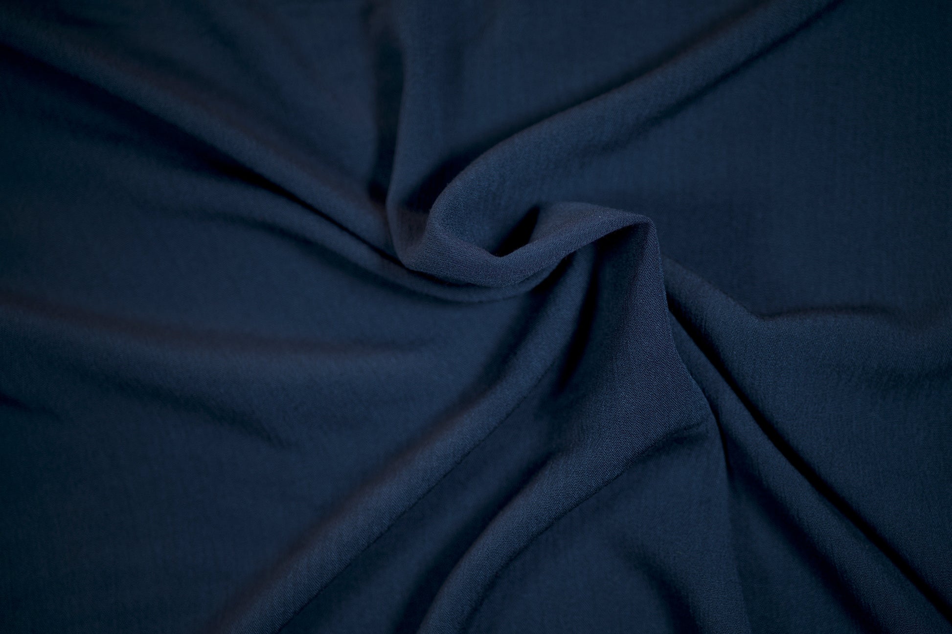 Viskosestoff in Marineblau mit Kreppstruktur – ideal für Blusen & Sommermode.