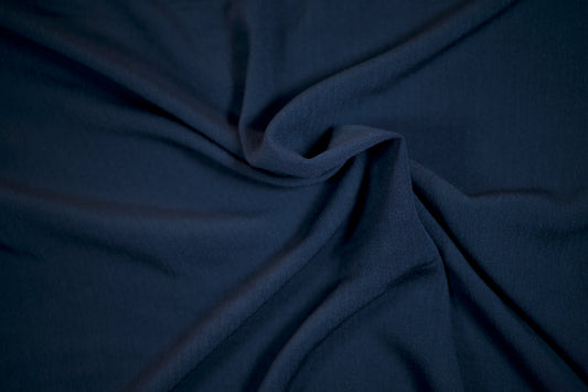 Viskosestoff in Marineblau mit Kreppstruktur – ideal für Blusen & Sommermode.
