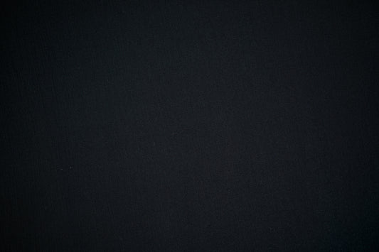 Viskosestoff in Schwarz mit Kreppstruktur – ideal für Blusen & Sommermode.