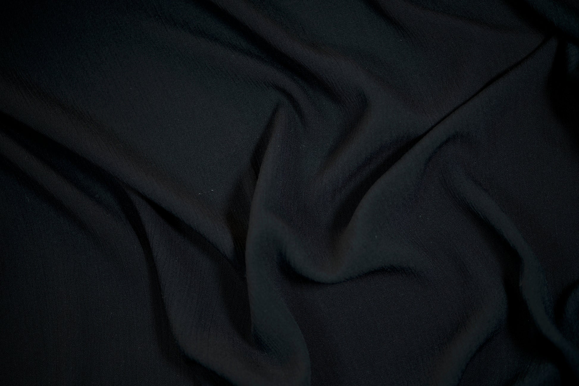 Krepp Viskose in Schwarz – weich, fließend und perfekt für Kleidung.