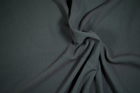 Viskosestoff in Mittelgrau mit Kreppstruktur – ideal für Blusen & Sommermode.