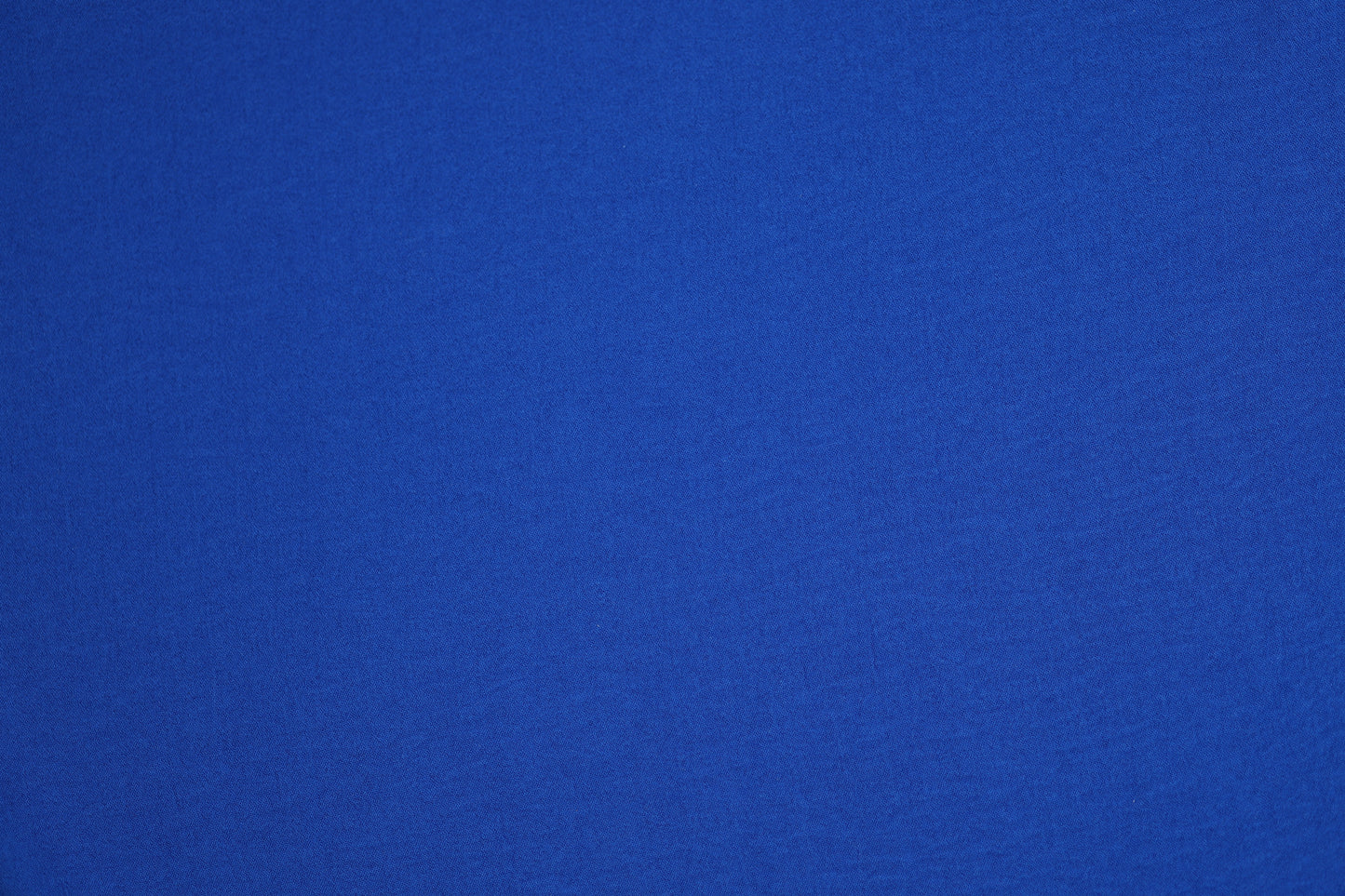 Strahlender Stoff in Blau – ideal für Kleider