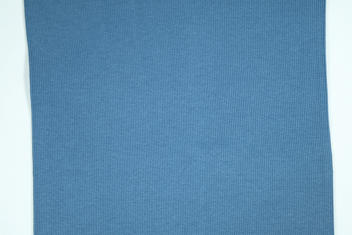 Elastischer Baumwollstoff in klassischem Jeansblau