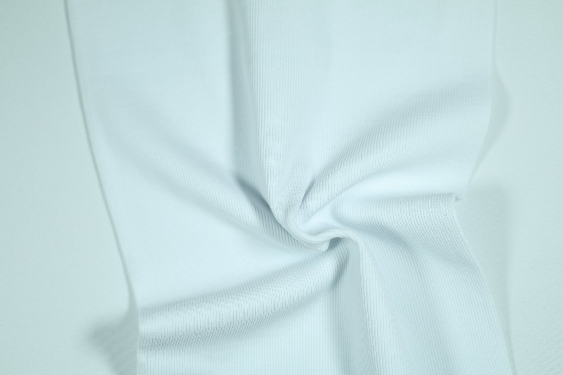 Kühler Bündchenstoff in sanftem Eisblau – ideal für Sommermode