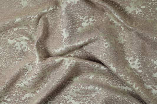 Floraler Stoff in Goldbraun – klassisch elegant