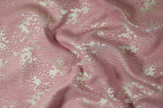Jacquardstoff in Altrosa mit floralen Mustern – perfekt für Vorhänge