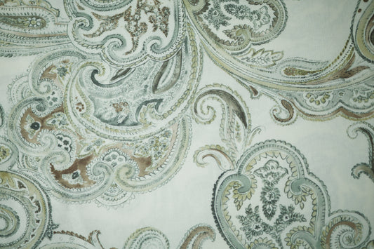 Paisley Dekostoff – Naturweiß & Salbeigrün – eleganter Möbel- und Dekostoff mit stilvollem Muster