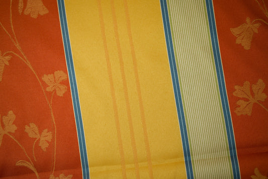 Vorhangstoff mit floralen Details in warmen Terrakotta- und Gelbtönen
