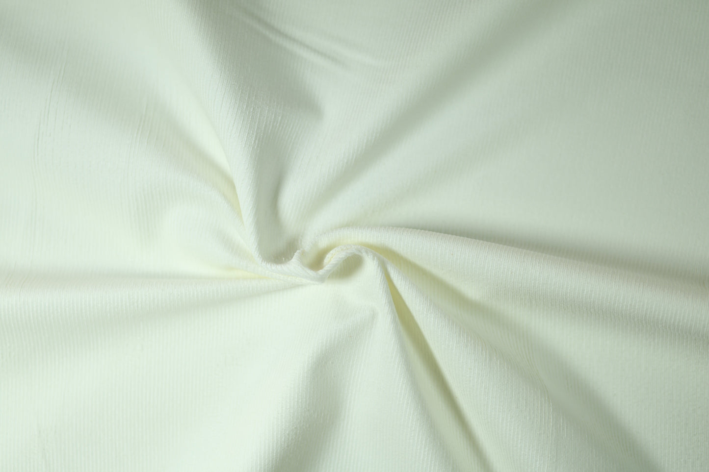 Weicher Cordstoff in Creme für Kleidung