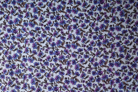 Bunter Viskose: Kleine Blümchen in Violettblau – perfekt für Blusen, Röcke und Accessoires