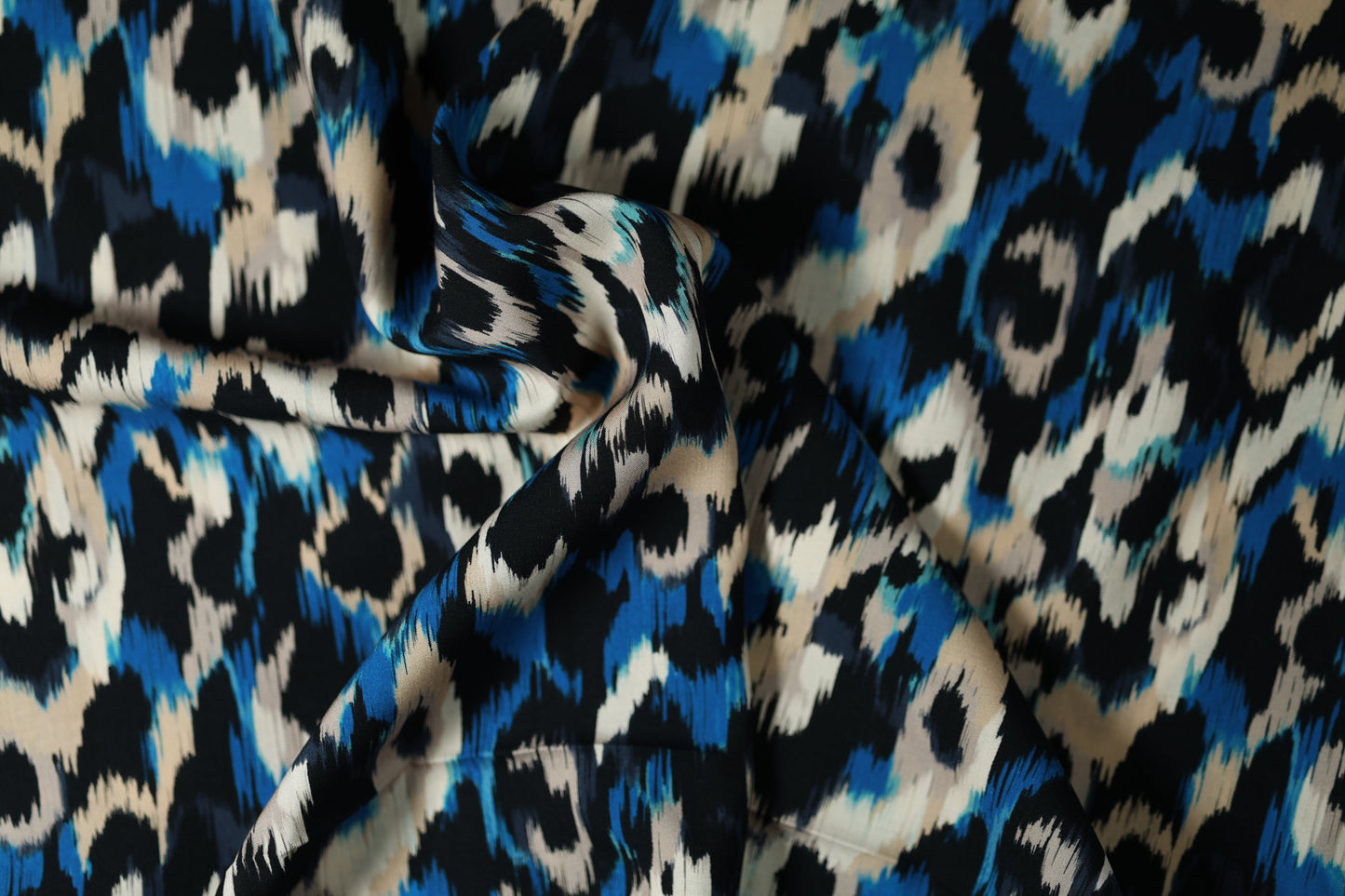 Animalprint in Blau-Beige – fließend, weich und ideal für luftige Sommerkleider