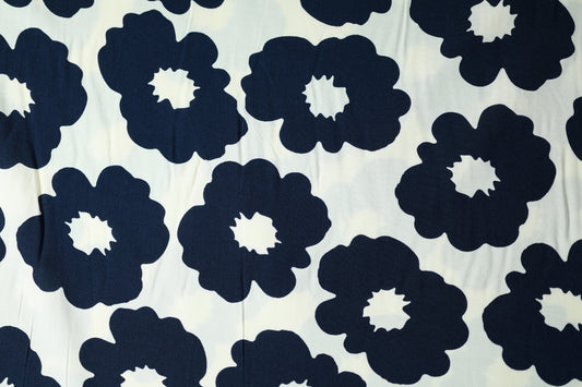 Viskose – Navy Blumen auf Weiß – ideal für Sommerkleidung, Blusen und Accessoires