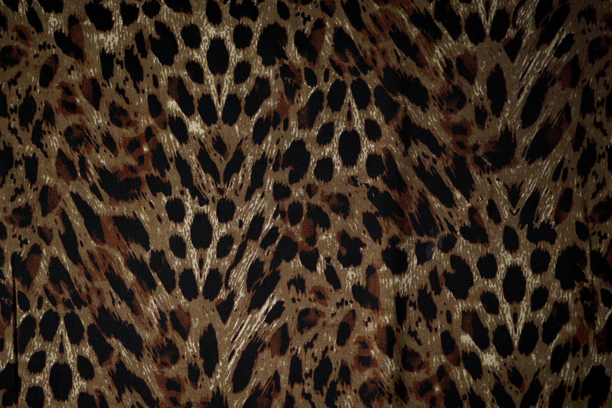 Viskose – Animalprint Braun mit Glanz – ideal für Sommerkleidung, Blusen und Accessoires