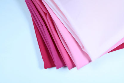 Rosa Stoffpalette inklusive Dunkelpink – geordnet präsentiert
