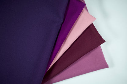 Polyester Panama Stoffe in Violett-Tönen – Farbverlauf von Dunkelviolett über Violett und Altrosa bis Flieder, nebeneinandergelegt für eine harmonische Farbübersicht