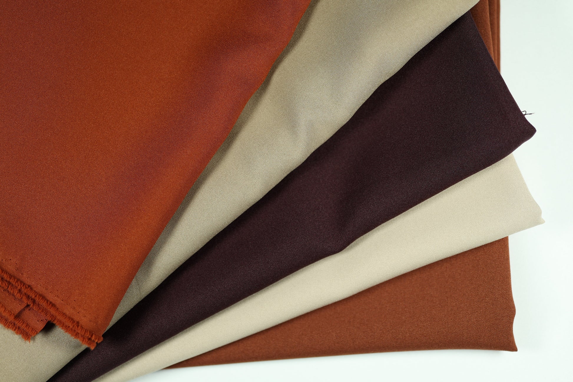 Polyester Panama Stoffe in warmen Naturtönen – Farbübersicht von Terrakotta, Sand, Schokobraun bis Beige, ideal für stilvolle Deko und Heimtextilien
