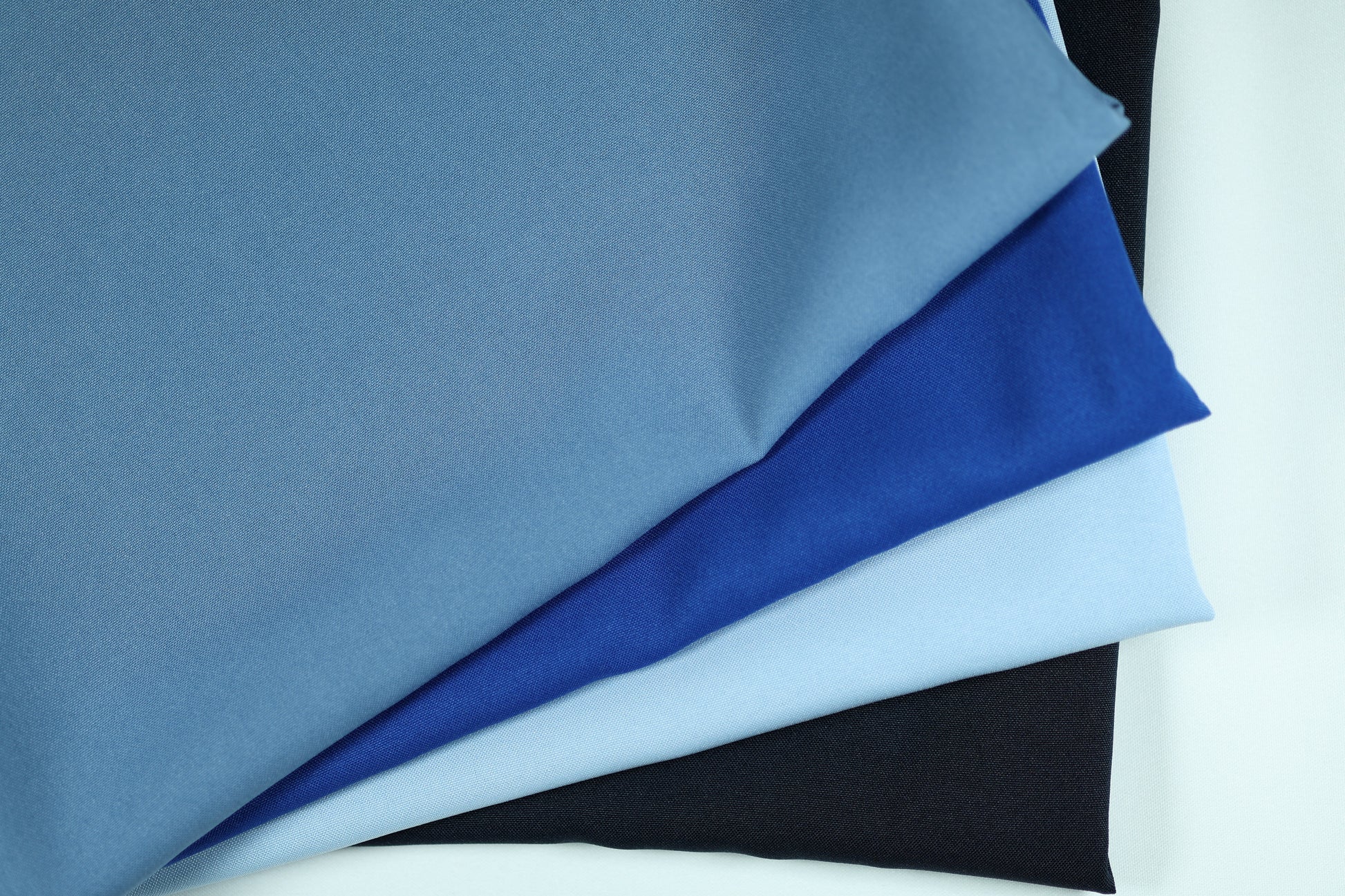 Polyester Panama Stoffe in abgestuften Blautönen – von Hellblau über Mittelblau bis Dunkelblau für vielseitige Dekorationsideen