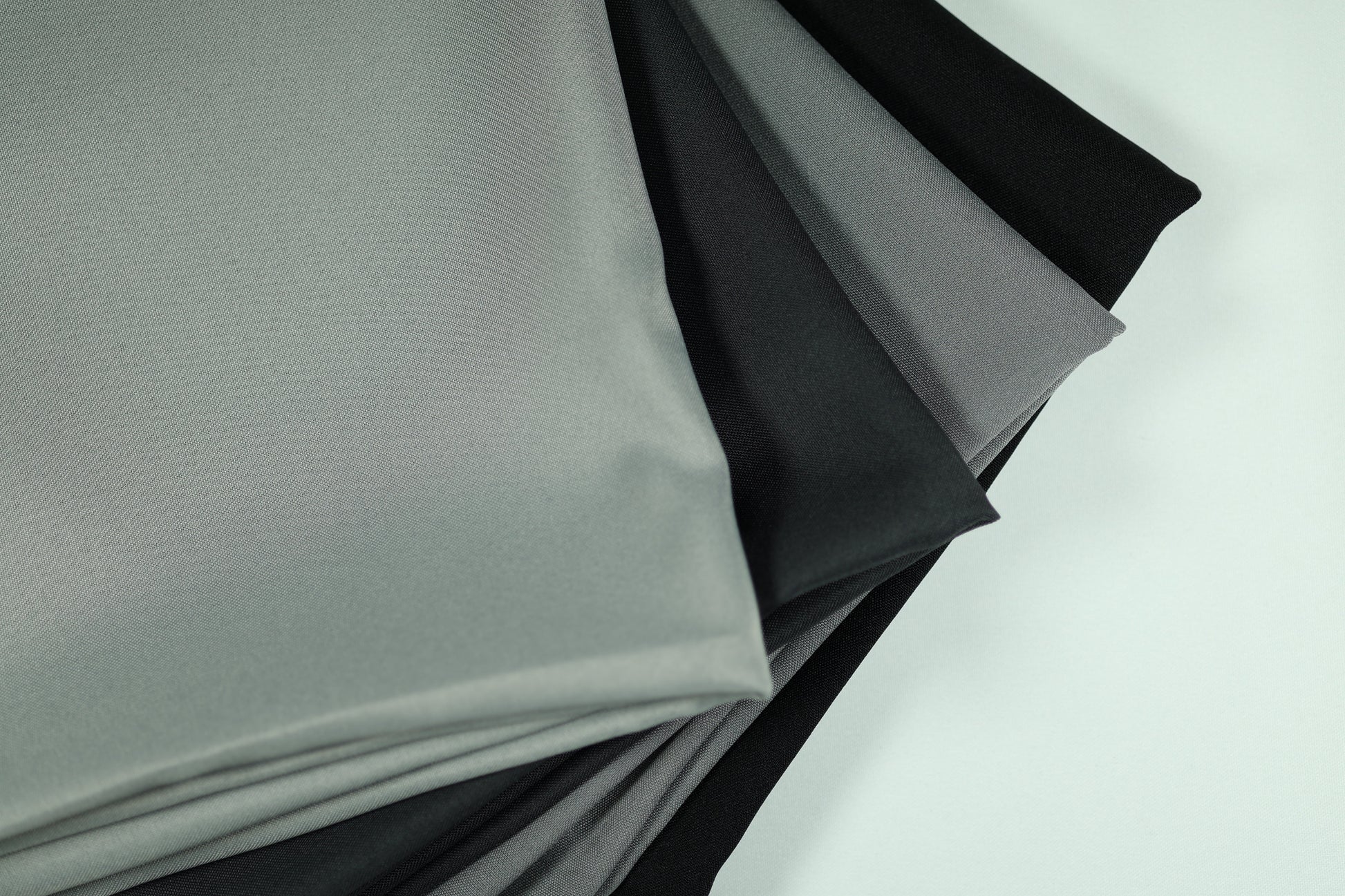 Polyester Panama Stoffe in Grau und Schwarz – elegante Kombination für stilvolle Raumgestaltung