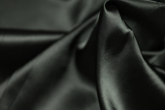 Satin Stoff in Dunkelanthrazit glänzend – weicher Stoff ideal für elegante Kleider, Dekoration oder DIY-Nähprojekte