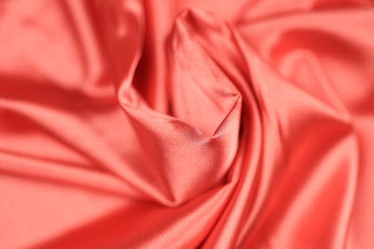 Satin Stoff in Korallenrot glänzend – leuchtender Stoff für stilvolle Kleider, Deko oder kreative Nähprojekte