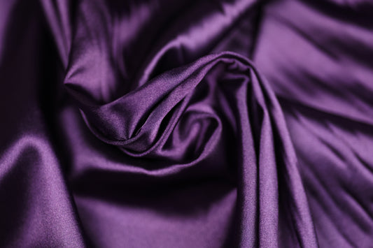 Satin Stoff in Lila Farbe glänzend – weicher Stoff ideal für elegante Kleider, Dekoration oder DIY-Nähprojekte