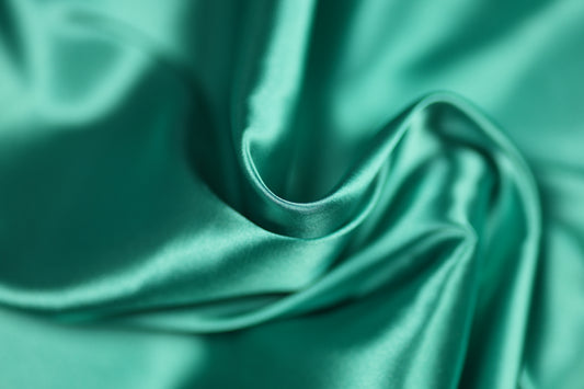 Satin Stoff in Mintgrün glänzend – leichter, seidiger Stoff ideal für frische Mode und kreative Projekte