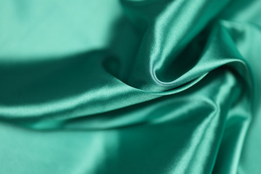 Satin Stoff in Mintgrün glänzend – leichter, seidiger Stoff ideal für frische Mode und kreative Projekte