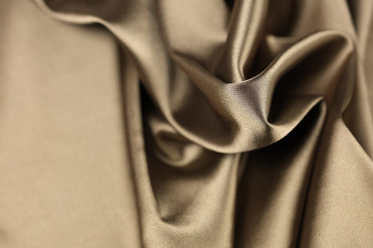 Satin Stoff in Schokobraun Farbe glänzend – weicher Stoff ideal für elegante Kleider, Dekoration oder DIY-Nähprojekte